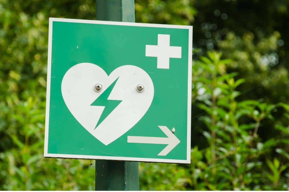 A directional arrow pointing to an AED debifrillator.