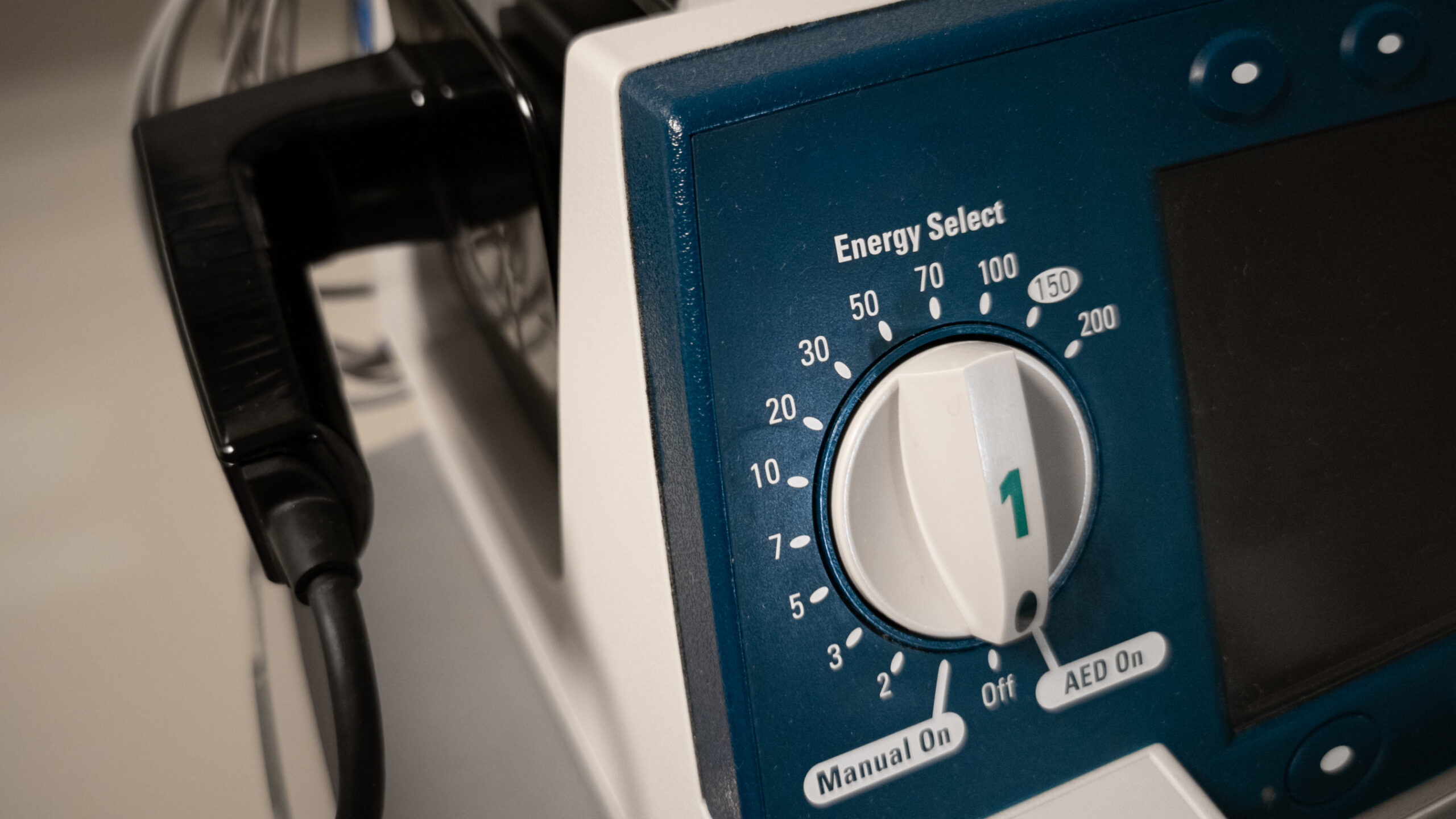 Close-up of the energy select dial on a defibrillator, indicating the settings for different energy levels, crucial for controlling shock intensity during defibrillation. This image highlights the importance of selecting the appropriate energy level for effective treatment during a cardiac emergency.